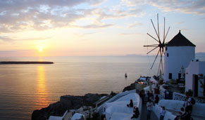 Atardecer en Santorini, escala de tu crucero. CrucerosLujo.travel Atardecer en Santorini, escala de tu crucero. CrucerosLujo.travel