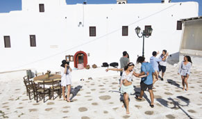 Clase de baile griego en Mykonos. CrucerosLujo.travel Clase de baile griego en Mykonos. CrucerosLujo.travel