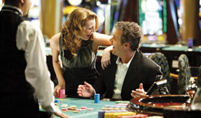 Costa Cruceros, ideal para todas las edades. Pareja apostando en el Casino. CrucerosLujo.travel