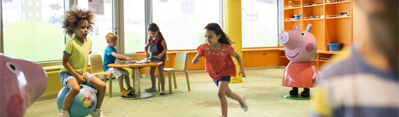 Niños divirtiéndose con la famosa Peppa Pig. CrucerosLujo.travel