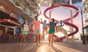 Familia paseando por el Boardwalk de Royal Caribbean. CrucerosLujo.travel