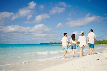 Grupo de adolescentes disfrutando del viaje de fin de curso en crucero. CrucerosLujo.travel