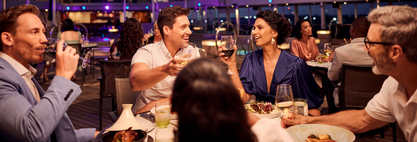 Grupo de amigos disfrutando de un crucero de Lujo. CrucerosLujo.travel