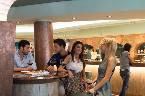 Gastronomía a bordo, amigos disfrutando. SoloCruceros.com