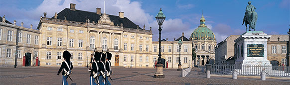 Cambio de guardia en Aamalienborg, Copenhague. SoloCruceros.com
