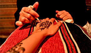 Dubái, un crucero exótico, tatuaje de henna. SoloCruceros.com