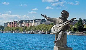 Estatua delante del Ayuntamiento. SoloCruceros.com