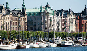 Botes y edificios emblemáticos de la ciudad. SoloCruceros.com